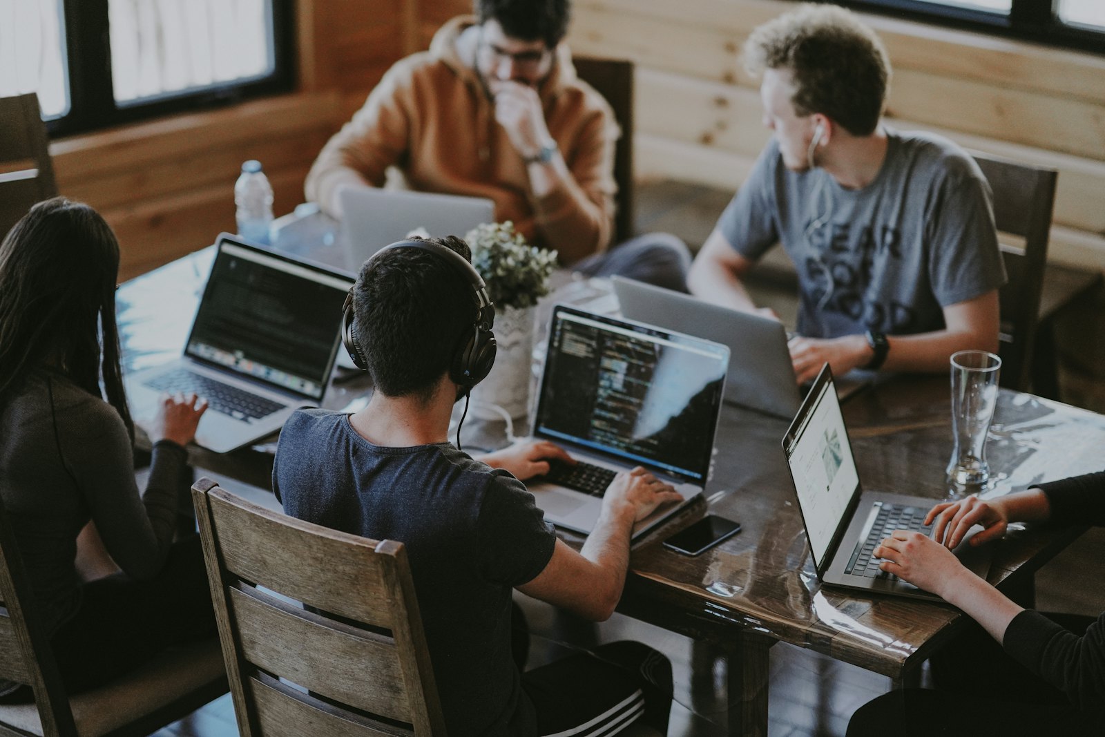 Étudiants travaillant sur des projets web